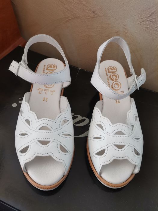 Białe sandałki na koturnie