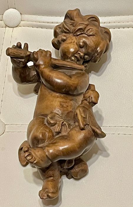 Путти деревʼяний.