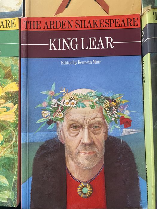 Livros de Shakespeare, em inglês, para estudantes de curso superior.