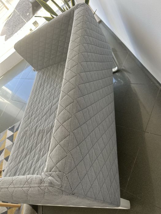Mesas, cadeiras e sofa