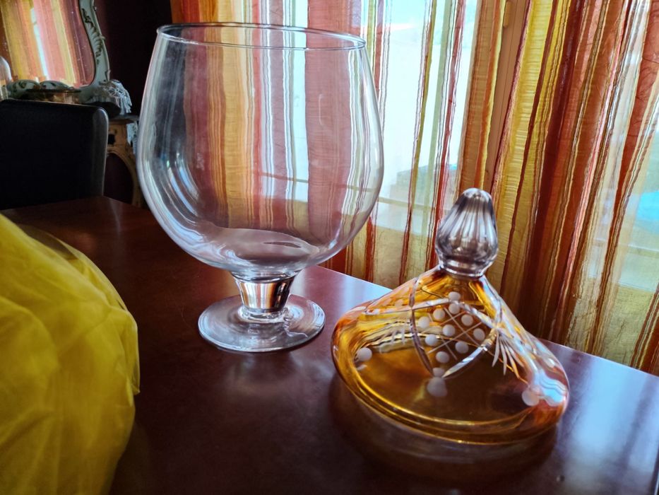 Lindíssima taça em vidro transparente com uma tampa em cristal