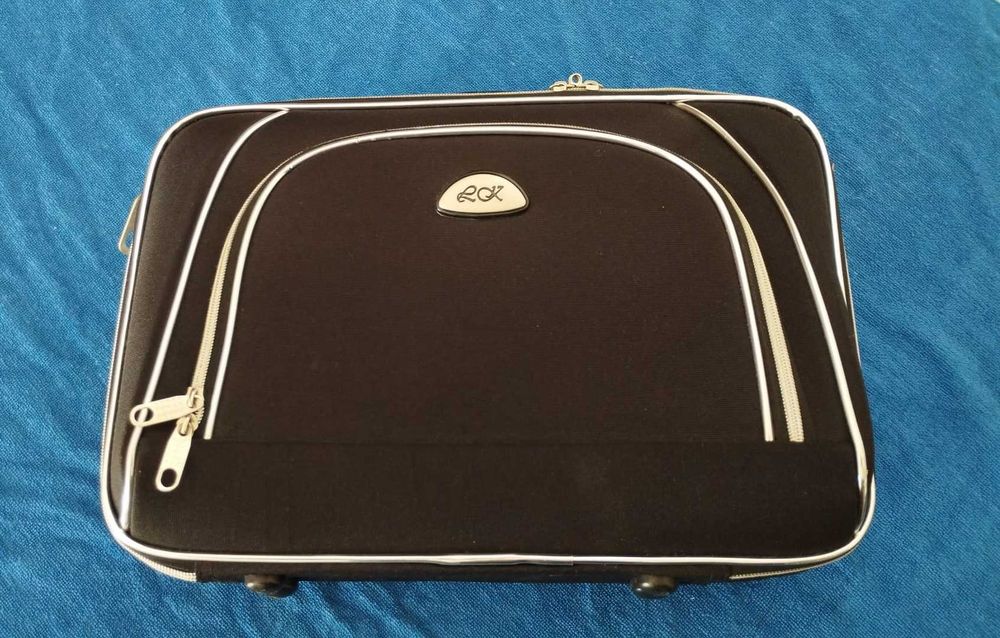 Mala preta de transporte de mão, com frisos em branco