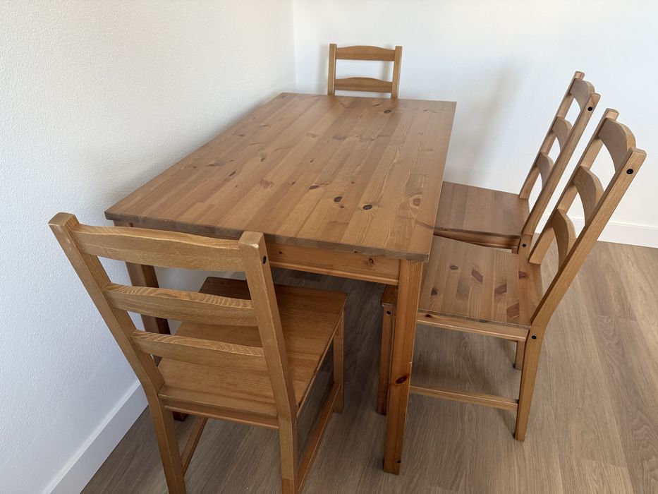 Mesa com 4 cadeiras 118x74