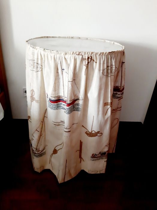 Mesa redonda  em madeira com vidro