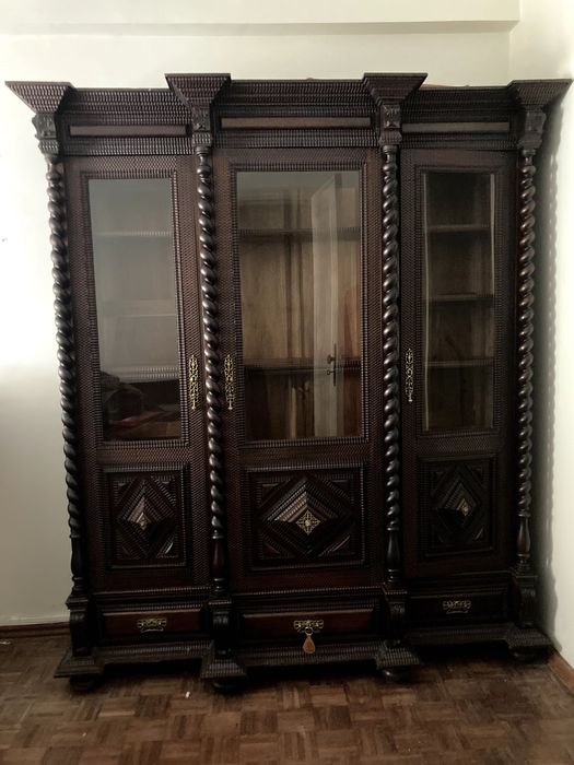 Conjunto Torcidos e Tremidos secretaria, cadeiras e cadeirão, estante