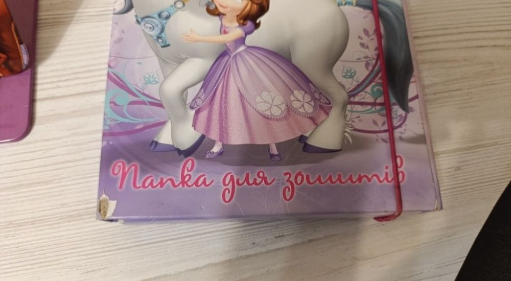 Віддам підставку для книжок і папку ,для дівчинки