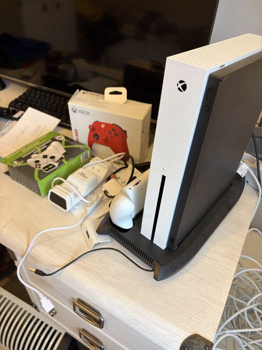 Microsoft Xbox One S 1T dwa pady stacja chlodzaca ładowanie padów