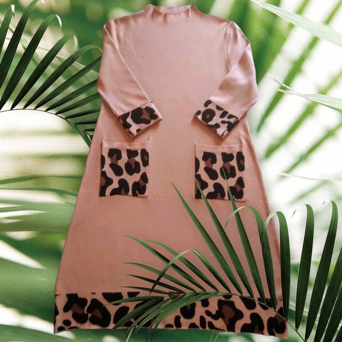 Vestido em malha com bolsos e apontamentos tigrês