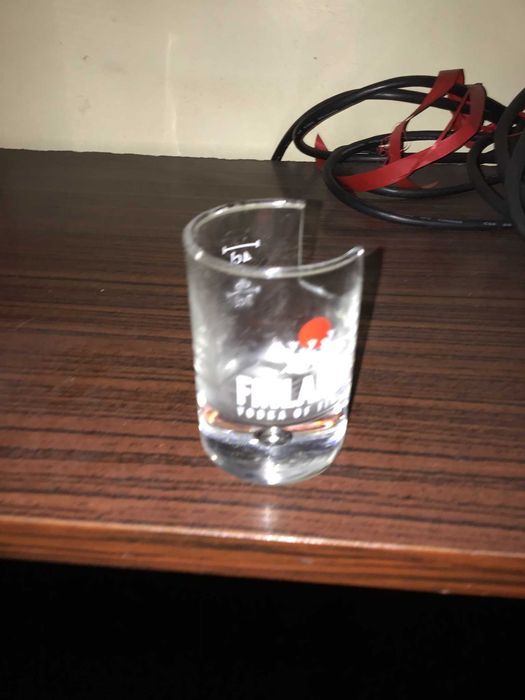 copo de shot com letras brancas e vermelhas