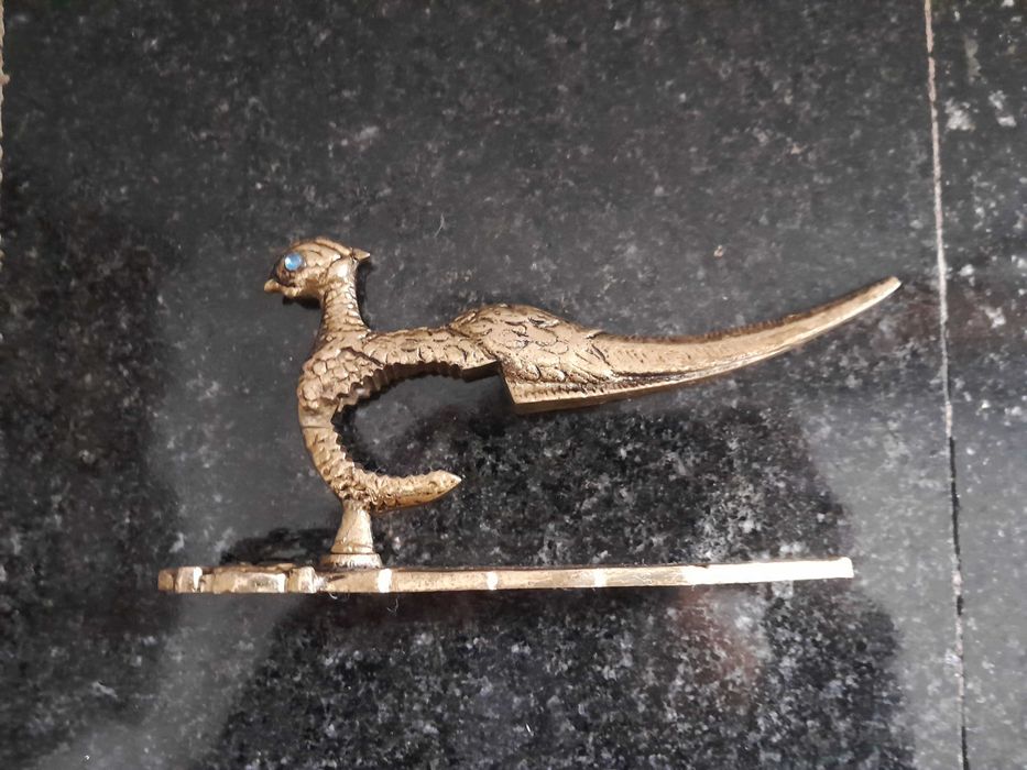 Elegantíssimo quebra nozes, abre latas, peça decorativa etc, em latão