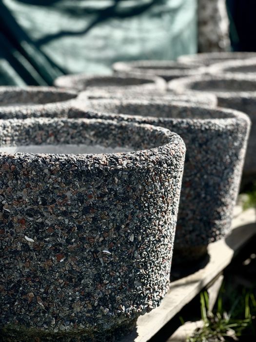 Вазони з митого бетону.