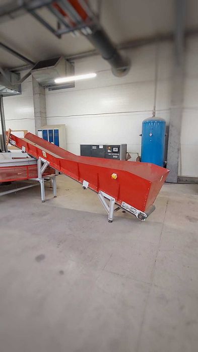 Podajnik karuzelowy, zestaw podawczy do maszyny