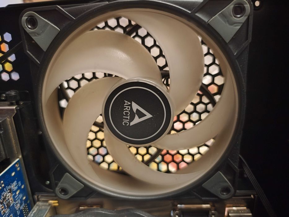 Desktop PC de marca branca e com luzes RGB