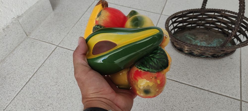 Cesta em metal com frutos em cerâmica
