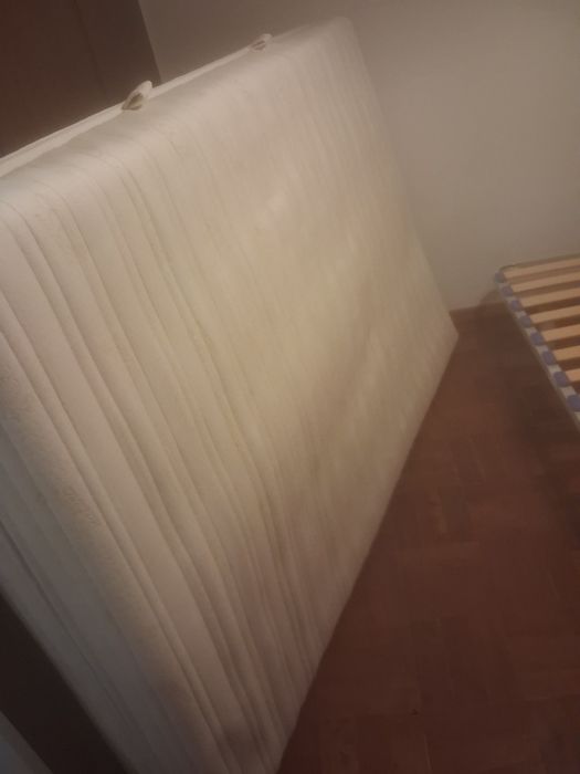 Cama casal com colchão (pequena)