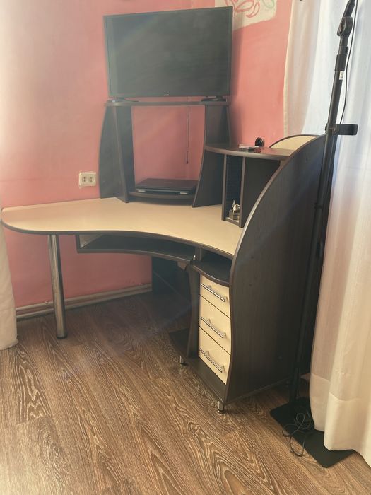 Компʼютерний стіл.