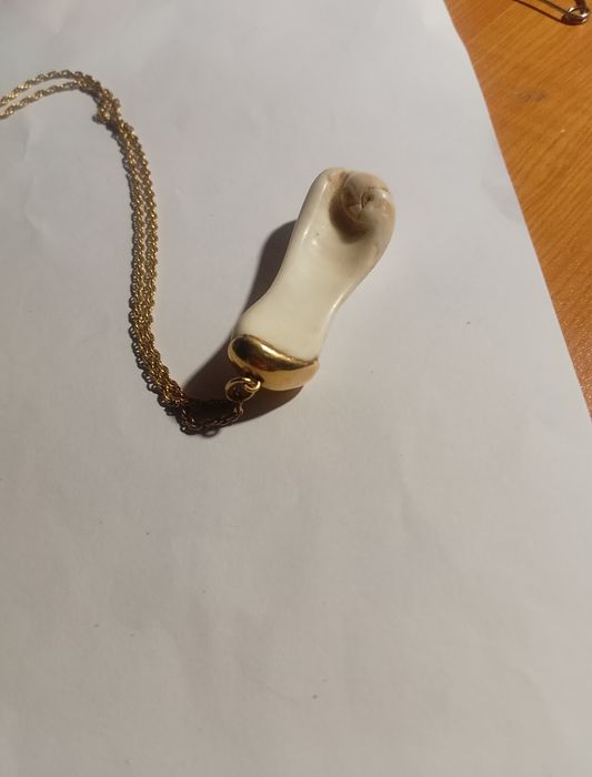 Pendente único no mundo em forma de pé esculpido pelo mar e fio