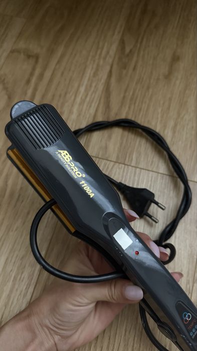 Це випрямляч для волосся бренду ASPRO, модель 1100A,