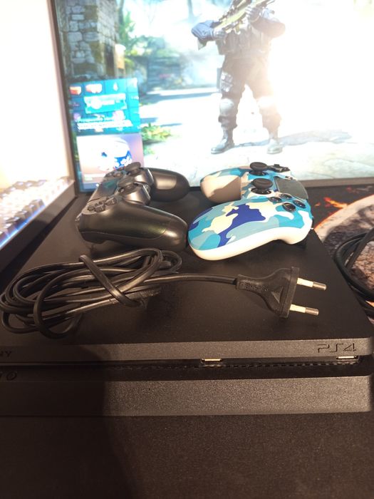 Ps4 w bardzo dobrym stanie + gry moge sie tez zamienic