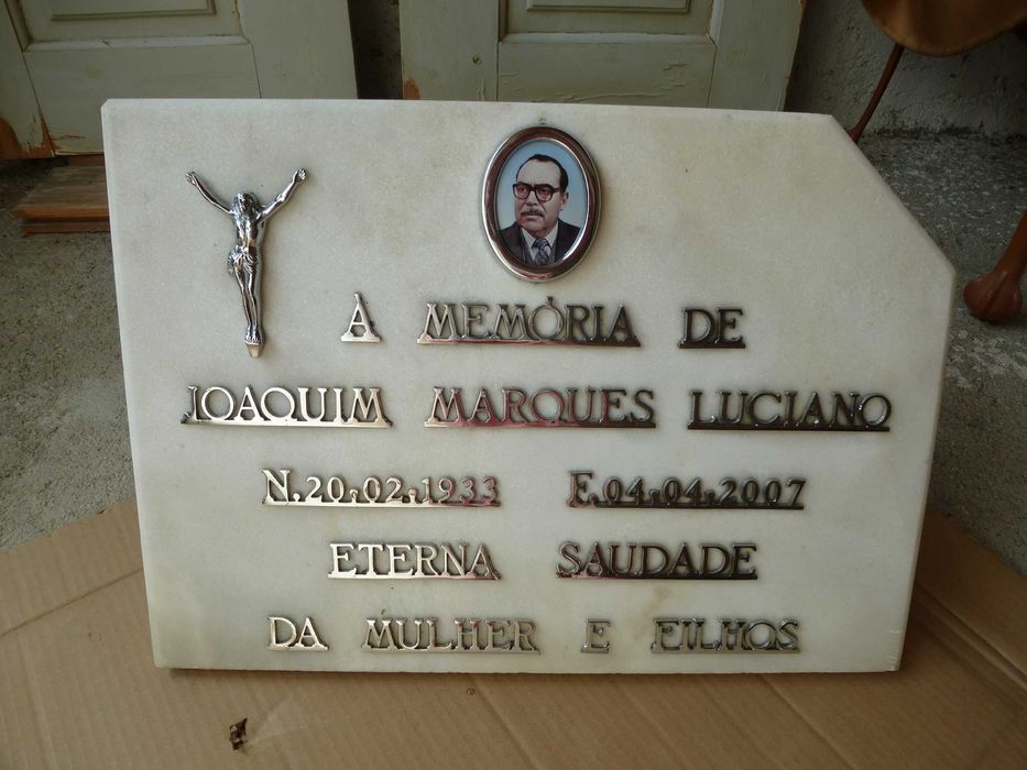 Duas Lápides, usadas com inscrições