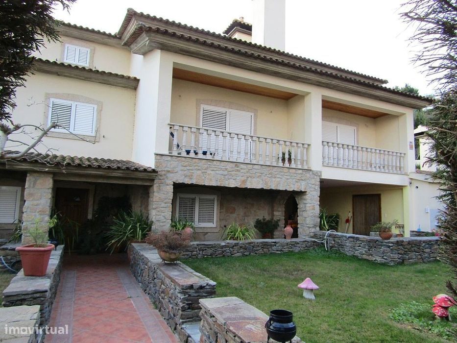 Moradia T4 com Anexos e Garagens - Covilhã