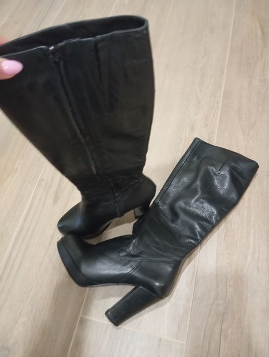 Botas pretas cano médio com salto