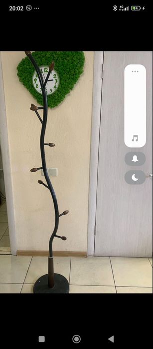 Вiшалка -гiлка з бруньками