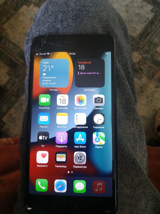 Продам айфон 7+ розбитий полностью робочий