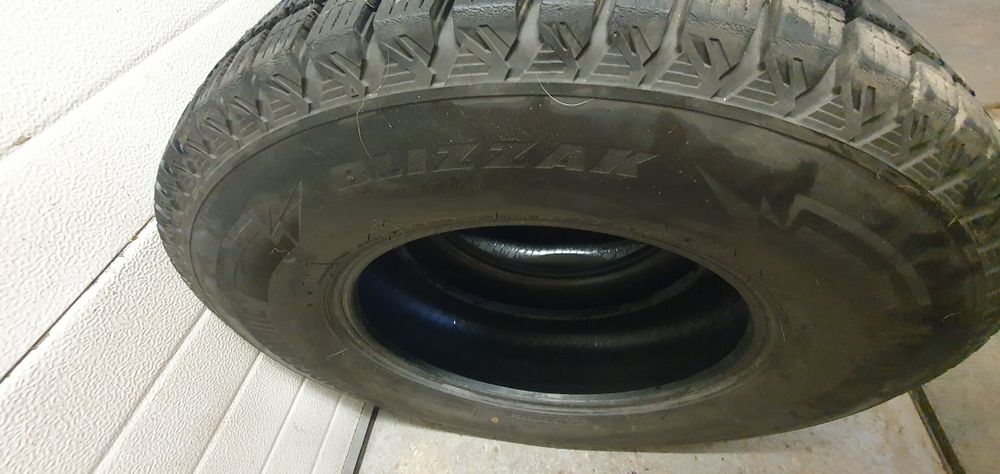 Продам комплект зимової резини Bridgestone blizzak в ідеальному стані