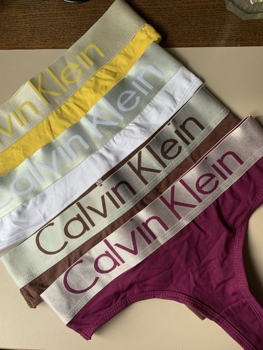 набір жіночих стрінгів із фірмовим еластичним поясом бренду Calvin Klein