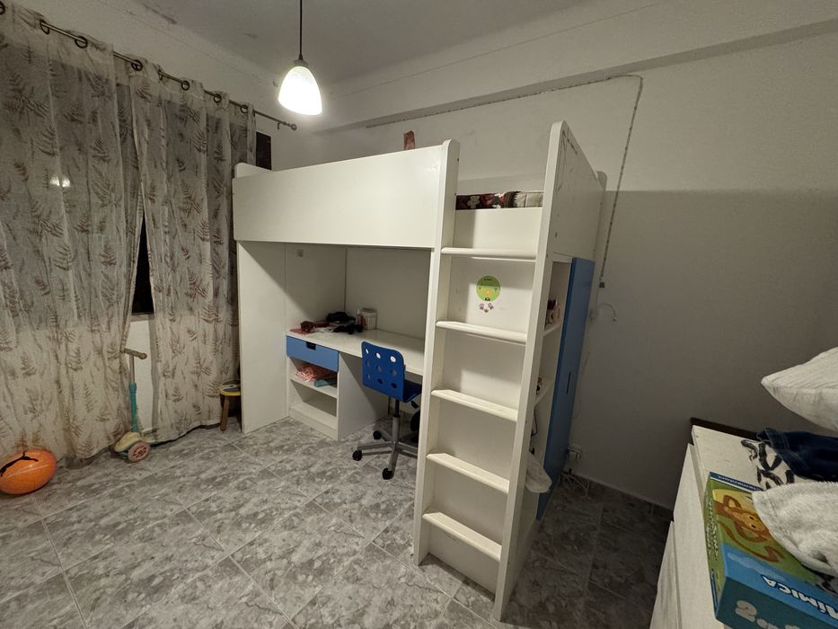 Cama com roupeiro e secretaria