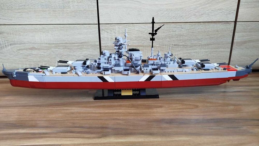 Sluban M38-B1102 Pancernik Bismarck / Tirpitz, 1849 elementów, skala 1:350 + gratis