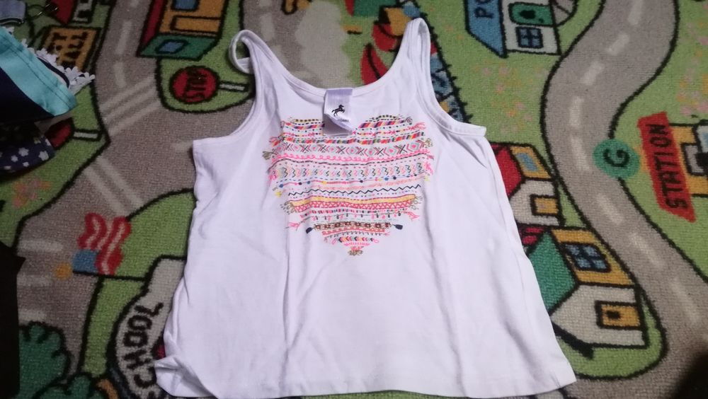 Varias roupas de menina