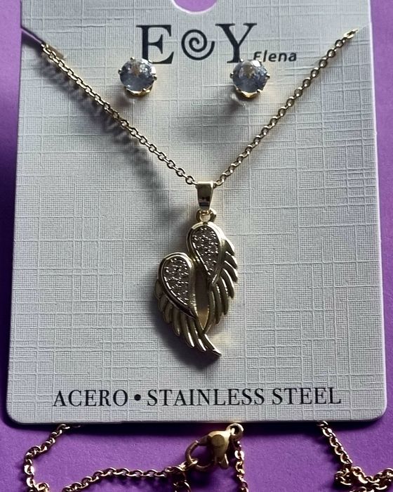 Conjunto dourado (colar e brincos) com asas de anjo. Tem extensor