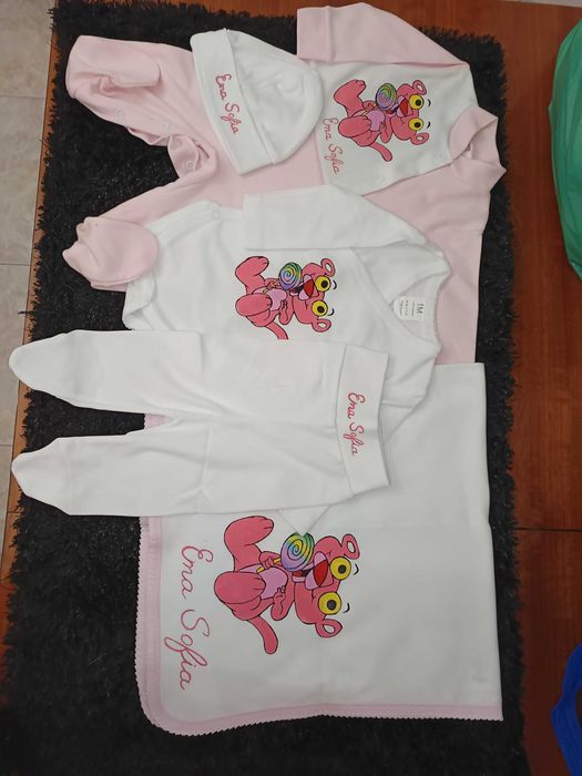 Artigos de bebé pintados a mão