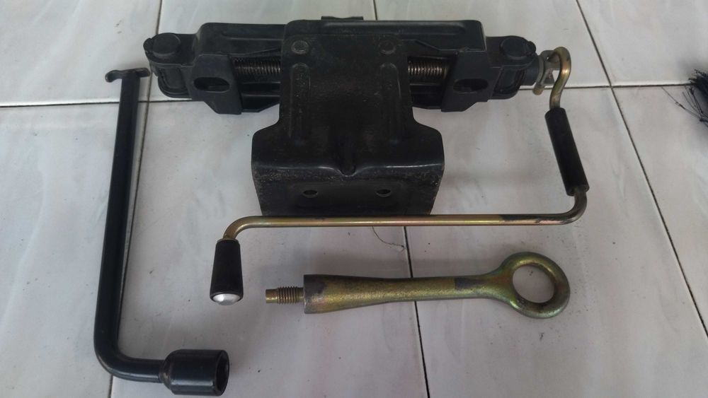 Conjunto Kit de macaco, chave de rodas e argola de tração