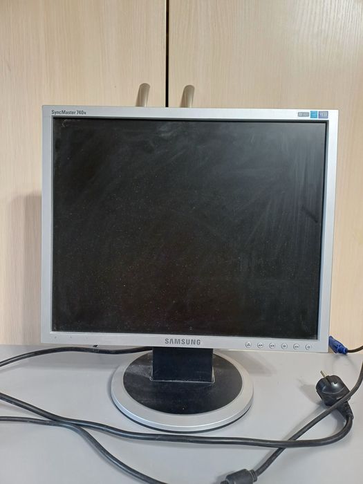 Тумба та монітор