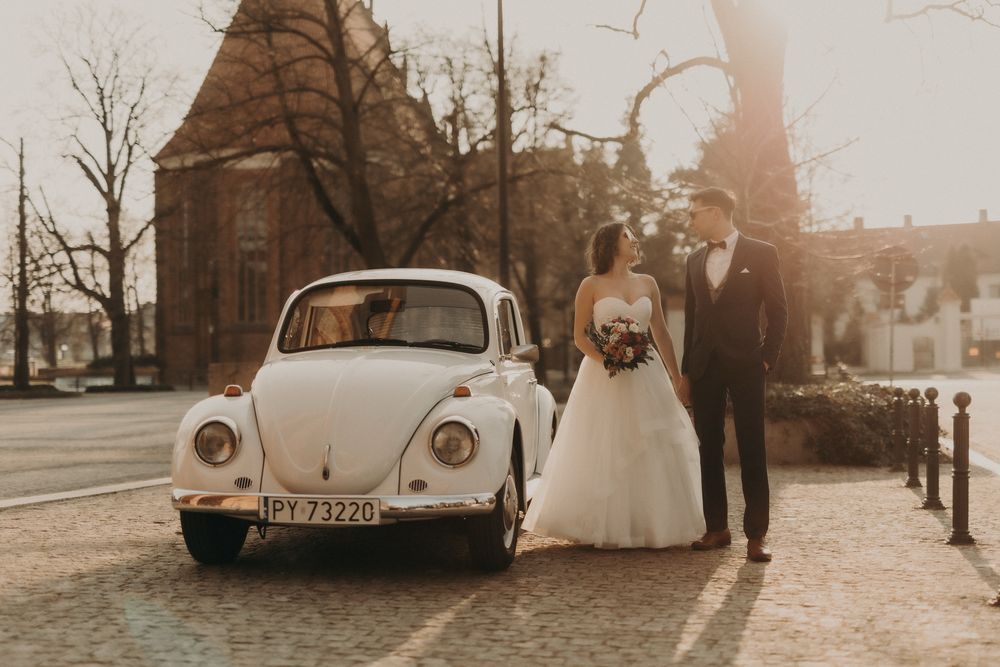 Biały VW Garbus na wesela i sesje zdjęciowe