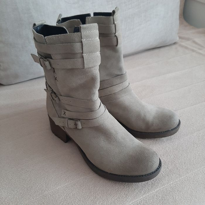 Szarobeżowe zamszowe sztyblety Bata w rozmiarze 39.
