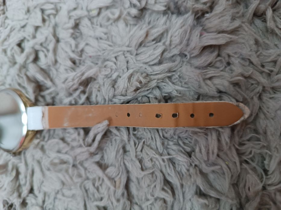 Elegancki biały zegarek