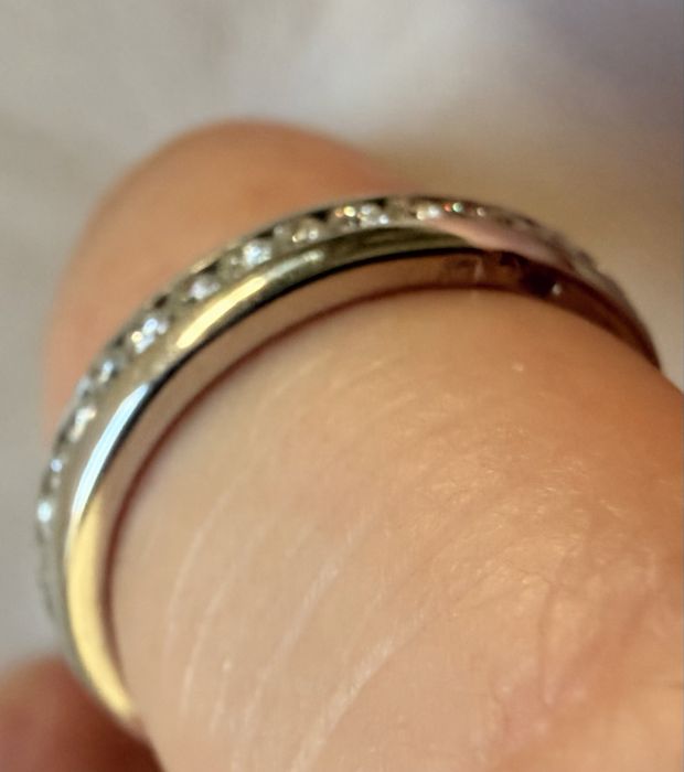 Aliança em ouro branco 19,2k com brilhantes cravados.