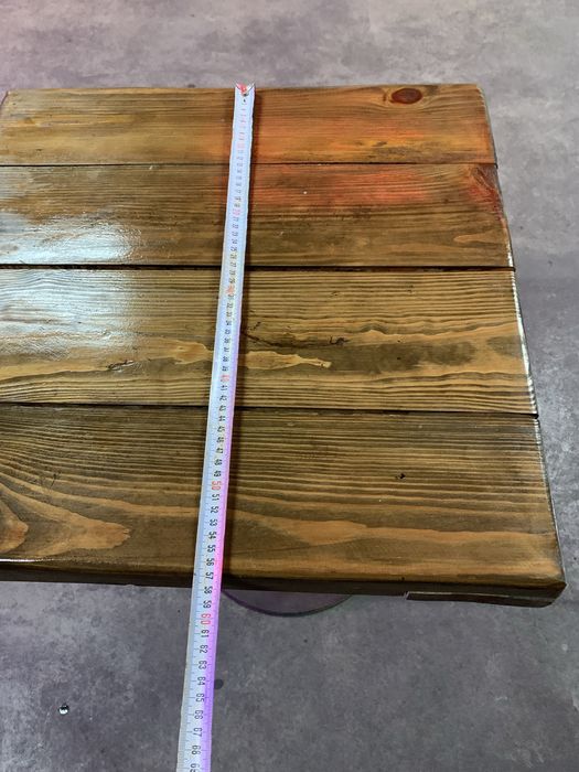 Стіл деревяний ,дуже міцний і тяжкий залізна ніжка сверху дерево