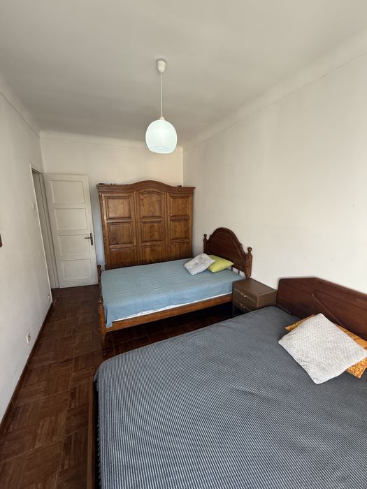 Quarto mobiliado 2 camas para arrendar em Olival Basto