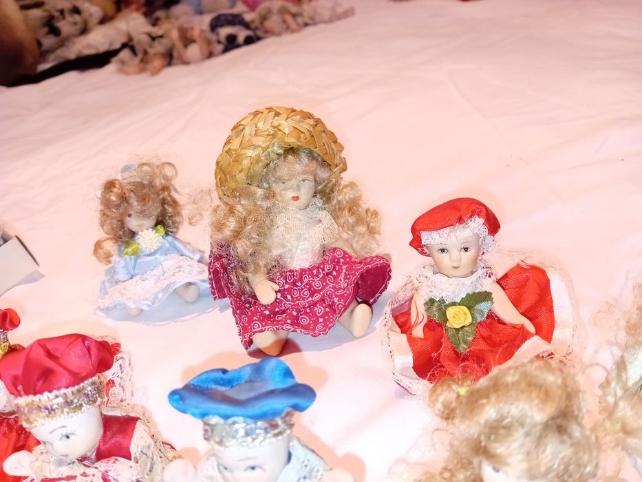 Conjunto de 17 Bonecas Pequenas  em  Porcelana