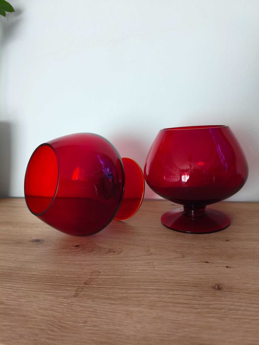 Mega duże kieliszki rubinowe koniakówki Horbowy świecą w UV