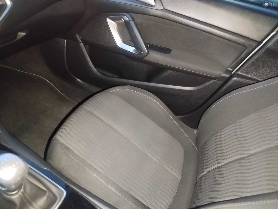 Peugeot 308 cinzento de 2015