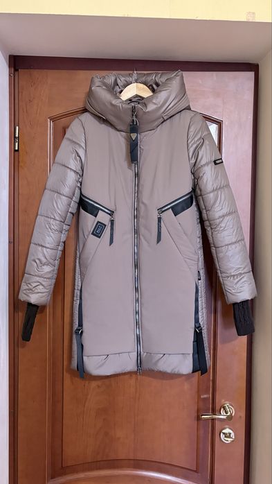 Зимова куртка жіноча з капюшоном 42-44р.