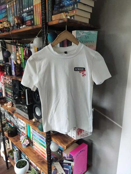 Biała bluzka z naszywką