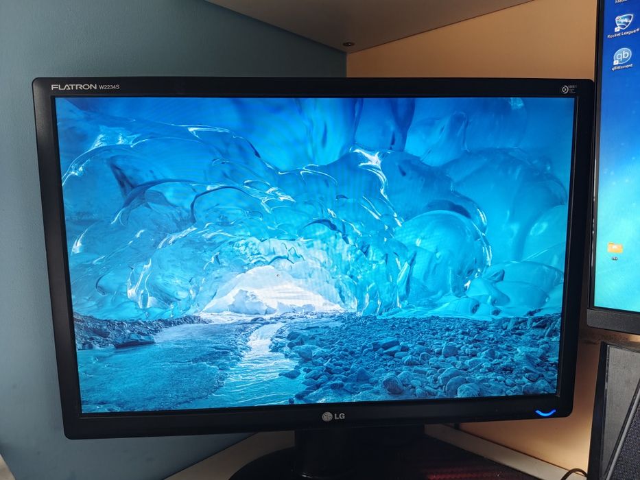 Monitor LG Flatron W2234S-BN 22" z działającymi kablami
