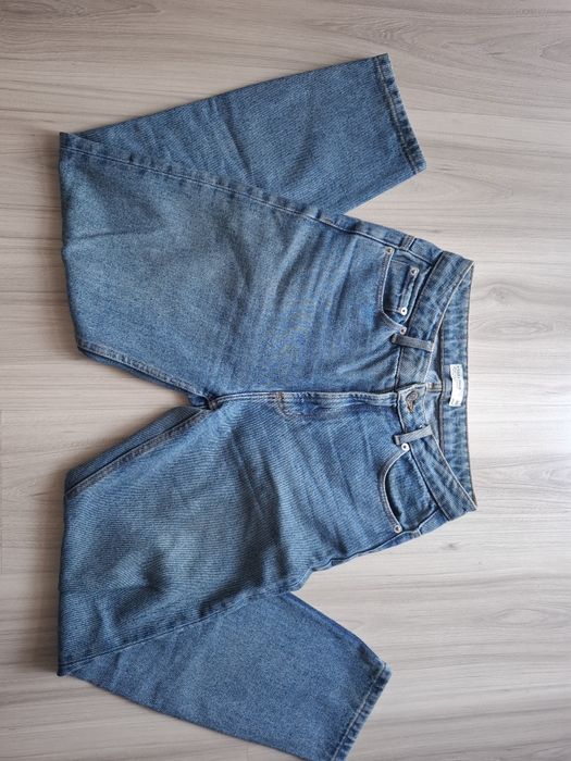 Granatowe mom jeans